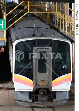 大宮総合車両センターにて検査中のE129系電車（埼玉県さいたま市大宮区） 122582264