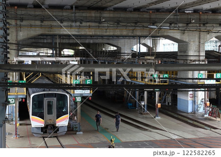 大宮総合車両センターにて検査中のE129系電車（埼玉県さいたま市大宮区） 122582265
