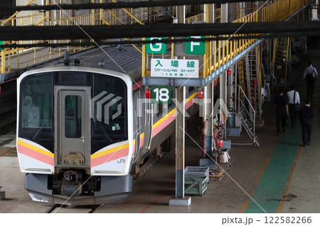 大宮総合車両センターにて検査中のE129系電車（埼玉県さいたま市大宮区） 122582266