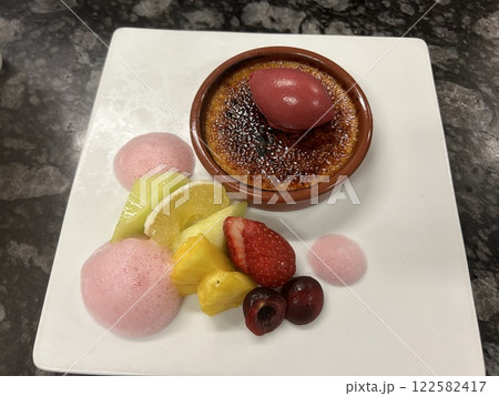 パティシエの仕事　クレームブリュレとフルーツ 122582417