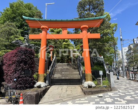 東京都新宿区西早稲田の神社、穴八幡宮の正面参道鳥居です。 東京都新宿区西早稲田の神社、穴八幡宮の正面参道鳥居です。 122582517