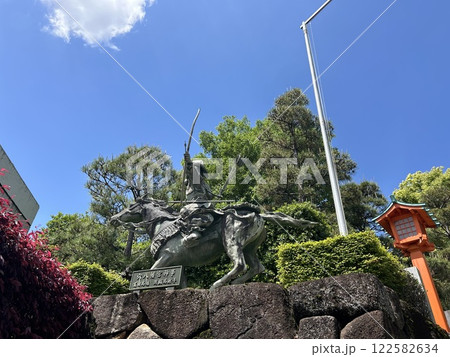 東京都新宿区西早稲田の神社、穴八幡宮の神事、高田馬場　流鏑馬射手の像です。 122582634