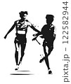 競い合うランナー 122582944