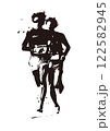 競い合うランナー 122582945