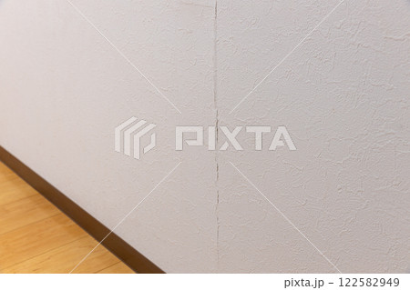壁のビニールクロスのひび割れ 壁のビニールクロスのひび割れ 122582949