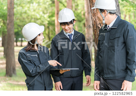 森林の樹木を調査・点検・チェック・維持・保全する森林整備の作業員 122582965