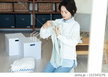 衣服をたたむ女性 衣服をたたむ女性 122583270