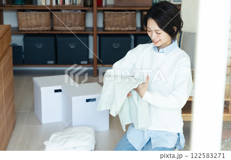 衣服をたたむ女性 衣服をたたむ女性 122583271