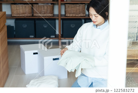 衣服をたたむ女性 122583272