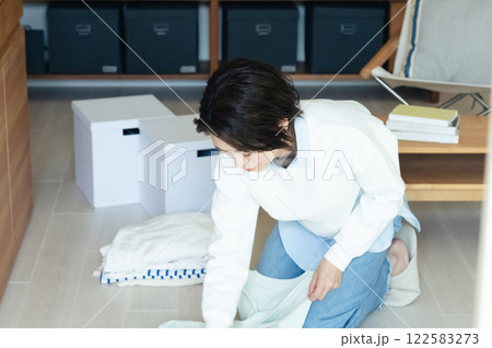 衣服をたたむ女性 122583273