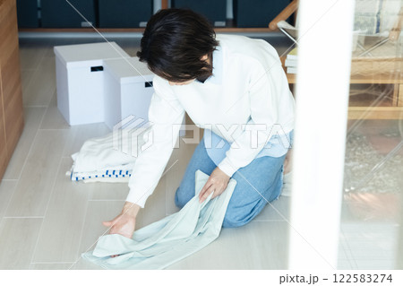 衣服をたたむ女性 122583274