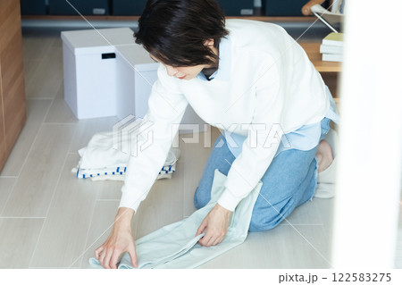 衣服をたたむ女性 衣服をたたむ女性 122583275