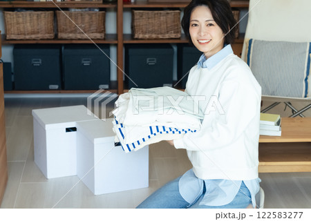 衣服をたたむ女性 122583277