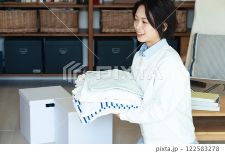 衣服をたたむ女性 衣服をたたむ女性 122583278