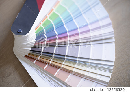 デスクに置かれたカラーチャート 122583294