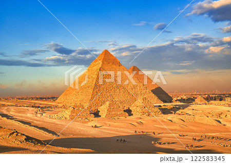 世界遺産・ギザの三大ピラミッド群の威容 世界遺産・ギザの三大ピラミッド群の威容 122583345