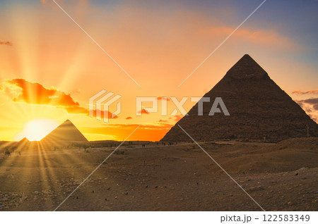 世界遺産・ギザの三大ピラミッド群の威容 122583349