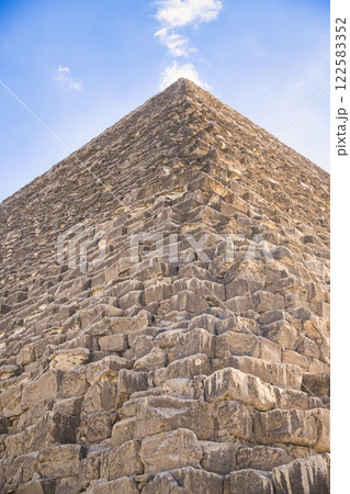 世界遺産・ギザの三大ピラミッド群の威容 122583352
