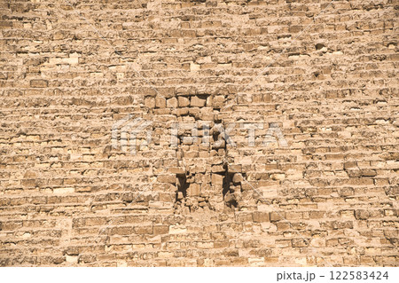 世界遺産・ギザの三大ピラミッド群の威容 122583424