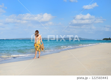 海辺を楽しむ女性 122583441