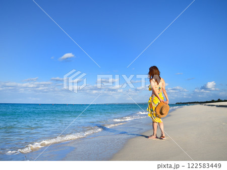 海辺を楽しむ女性 122583449