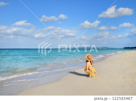 海辺を楽しむ女性 海辺を楽しむ女性 122583467