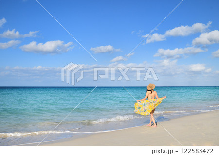 海辺を楽しむ女性 122583472