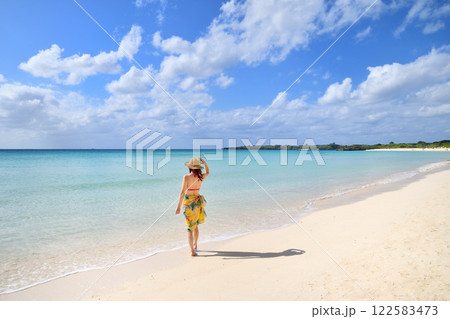 海辺を楽しむ女性 122583473
