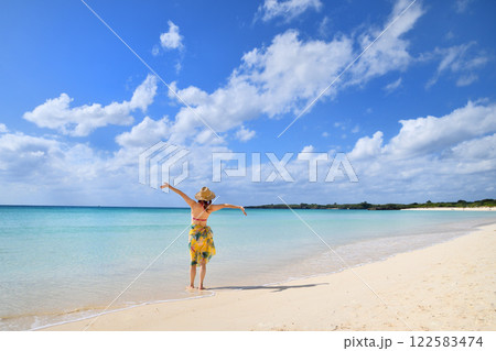 海辺を楽しむ女性 122583474