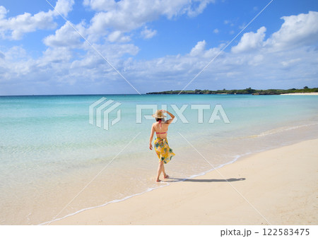 海辺を楽しむ女性 122583475
