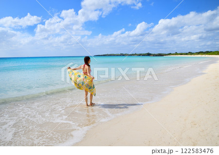 海辺を楽しむ女性 122583476