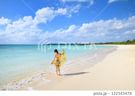 海辺を楽しむ女性 122583478