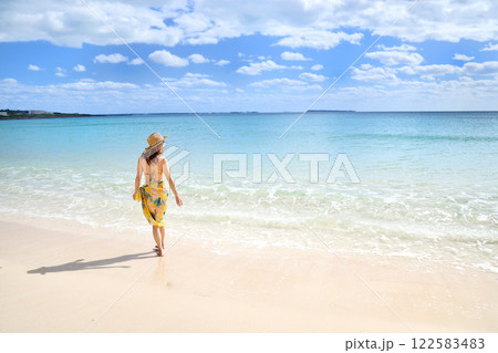海辺を楽しむ女性 122583483