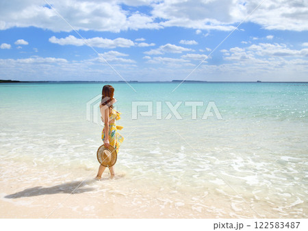 海辺を楽しむ女性 122583487