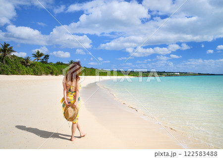 海辺を楽しむ女性 海辺を楽しむ女性 122583488