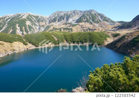 富山県の黒部立山アルペンルートの室堂にて立山を背景に青空を映すみくりが池 122583542