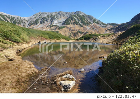 富山県の黒部立山アルペンルートにある室堂にて晴天の立山を映すみどりが池 122583547
