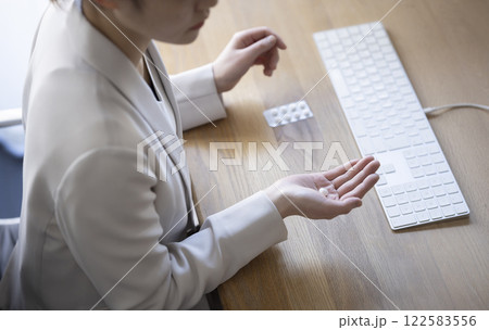 仕事中にお腹が痛いビジネスウーマン 仕事中にお腹が痛いビジネスウーマン 122583556