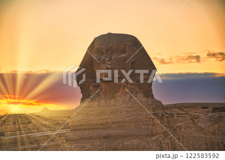 世界遺産・ギザのスフィンクスの美しい夕景 122583592