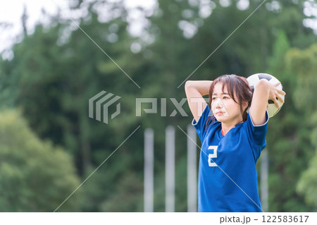 スローインしようとするフットサル・女子サッカー選手 122583617