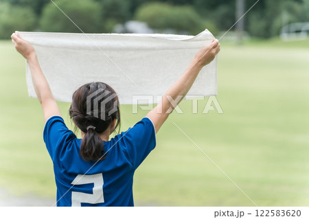 サッカーで勝利してガッツポーズするサッカーファン・サポーター 122583620