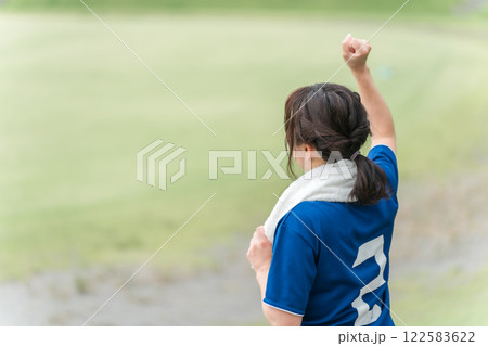 サッカーで勝利してガッツポーズするサッカーファン・サポーター 122583622