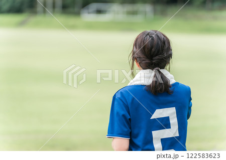 サッカー観戦で応援するサッカーファン・サポーター 122583623