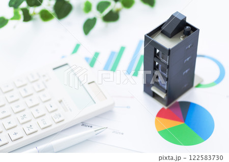 ビジネスグラフと企業ビルと電卓 122583730