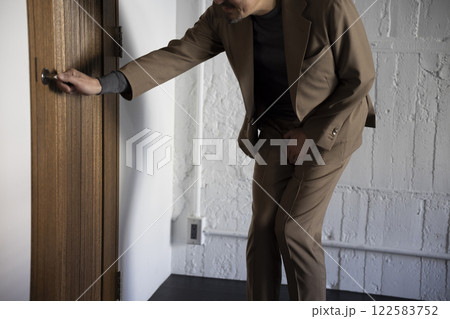 トイレに駆け込む男性 トイレに駆け込む男性 122583752