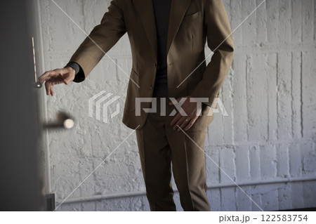 トイレに駆け込む男性 トイレに駆け込む男性 122583754