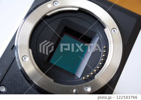 ミラーレス一眼カメラのセンサー部 122583766