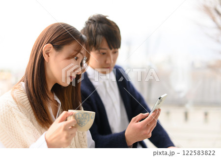 男女のペアのポートレート 122583822