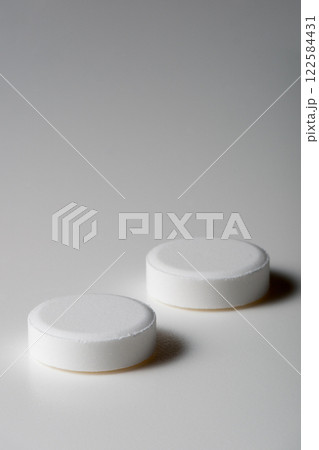 Medical pills　錠剤 122584431