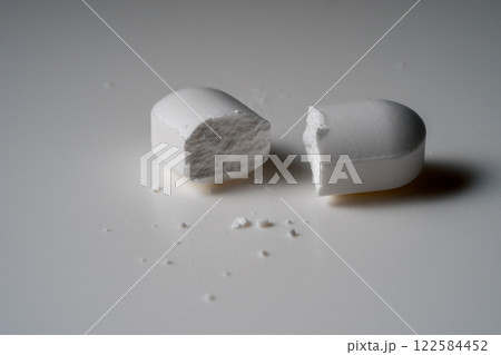 Medical pills　錠剤 122584452